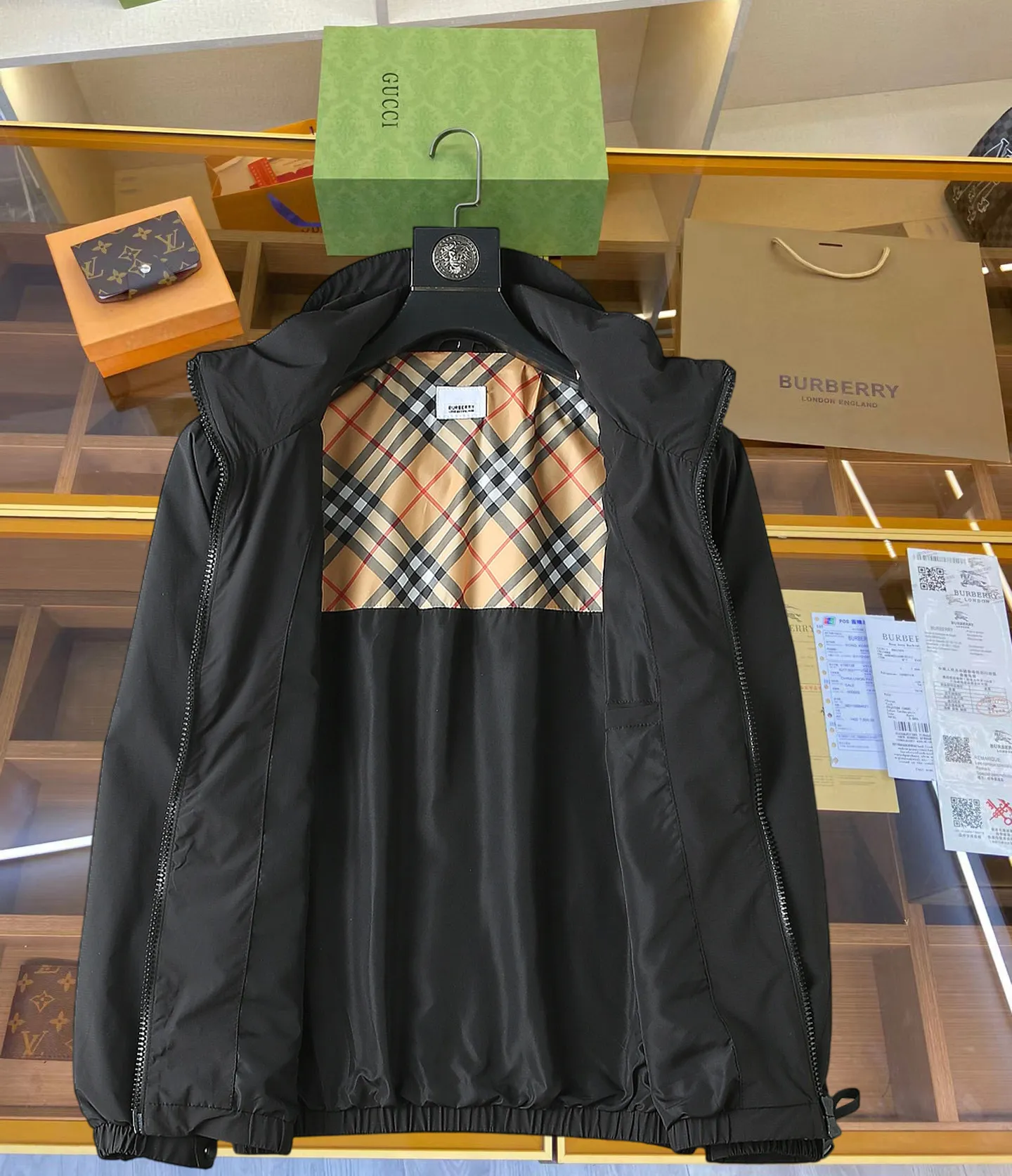 Burberry 2026 Autumn and Autumn New Arrival Jacket Denim Jacket, new product on the show‼ The product is in perfect condition. It is comfortable and warm to wear. It has all three Original standards. The color is full and attractive. The design is very outstanding and can easily enhance the fashion sense. The workmanship is extremely elegant and rigorous, and the wiring is neat and meticulous! A masterpiece from a famous designer! The upper body does not look bloated and is super handsome! In Stock Sizes: M ~ XXXL Please report your height and weight when placing an order!